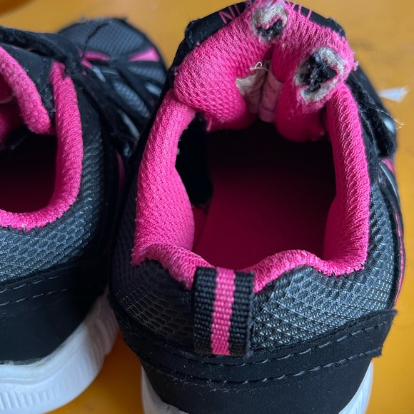 Pink black size 7 toddler Danskin brand, stretch no tie lace w/ Velcro strap - Picture 5 of 9